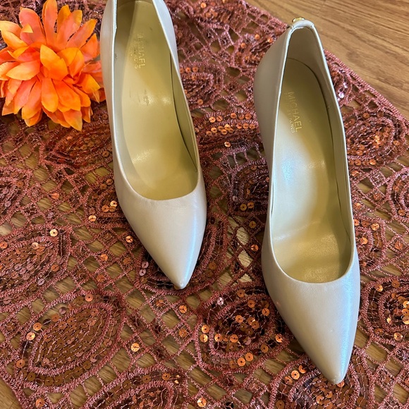 Michael Kors Cream Tan Pumps Size 8 - Picture 4 of 15